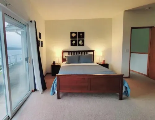 Beachfront home in Port Ludlow w/ game room