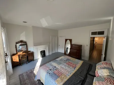 Beautiful and spacious 3BR historic home centrally located in downtown, Madison. Отели в г. Мэдисон