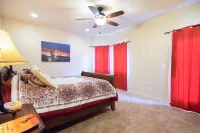 Peace calling? Stargaze on Roof Deck, Red Rock Views to Relax, Sip & Enjoy!