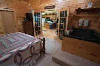 Cabin Dreams- Charming.  Romantic.   Jetted tub.  Screened porch.  10 min to SDC