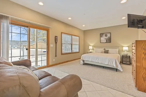 Lakefront W/ Private Beach, Pool, Hot Tub, Golf Simulator, Projector, Bar & more Hotels in Algoma Township