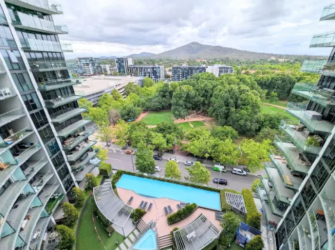 Stylish oasis in the heart of Canberra CBD, free parking