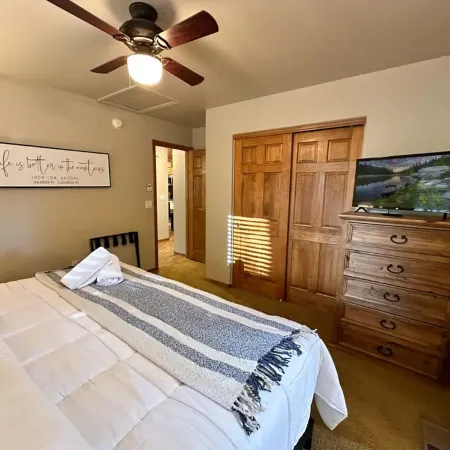 Show Low Cottage Hideaway-Cozy Cabin w/Fireplace