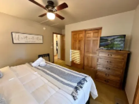 Show Low Cottage Hideaway-Cozy Cabin w/Fireplace