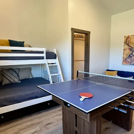 New 4Bd, 4BA, Sleeps 13, Close to Ski Lifts, Sauna, Mtn Views