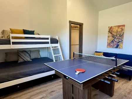 New 4Bd, 4BA, Sleeps 13, Close to Ski Lifts, Sauna, Mtn Views