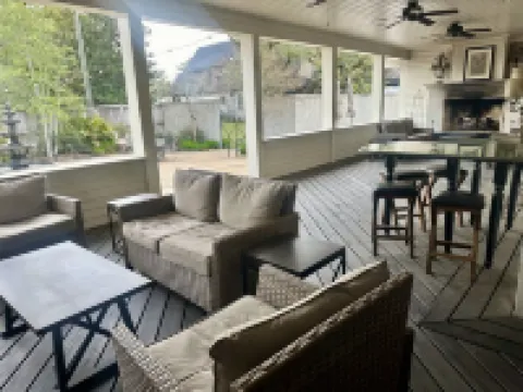 2Br w/Indoor Jacuzzi, and Only One Block from Downtown! the Art House