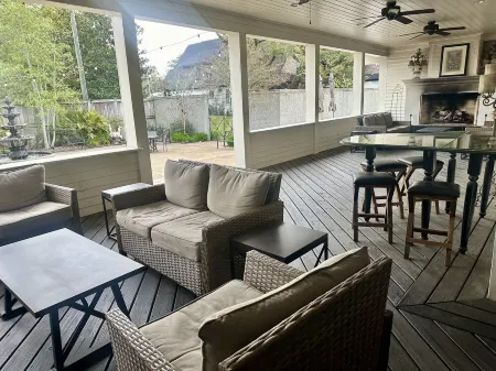 The Art House - indoor jacuzzi, and only one block from downtown!!