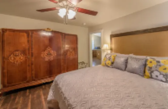 Hidden Gem Rustic private Cottage but minutes to downtown Fredericksburg.