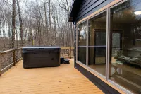 Secluded Cabins on Private Stocked Pond Hot Tub. Ping Pong. Arcade. Master Suite