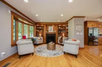 Romantic cheerful home close to many attractions