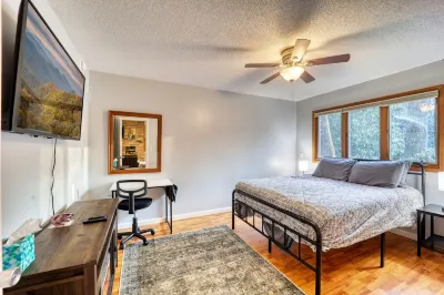 Mountain house sleeps 4 w/ deck & firepit, 5mi to Grandfather Mtn, pet friendly!