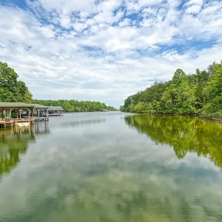 Lake Anna Retreat: 4Br 2BA ~ Game Room ~ Sleeps 8 ~ Fire Pit & Boat Access