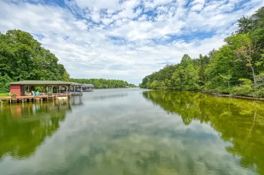 Lake Anna Retreat: 4Br 2BA ~ Game Room ~ Sleeps 8 ~ Fire Pit & Boat Access