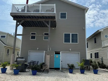 Spacious 5Br/3BA Beach Block Home – Steps to Sand & Perfect for Families!