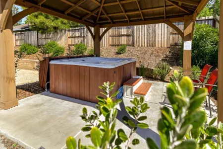 Quartz Hill Manor | hot tub w/ peace & quiet