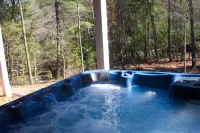 'CREEK-N-AWESOME'  Luxury Creek Cabin /Trout Fishing/Hot Tub/PET FRIENDLY