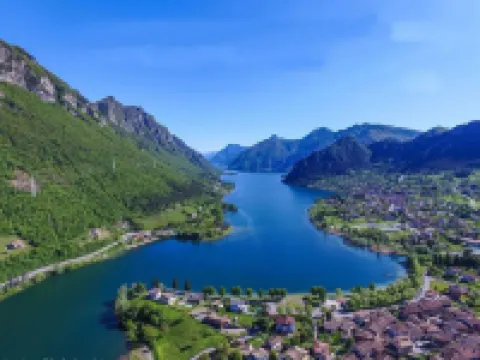 House by the lake with garden Hotels in Anfo