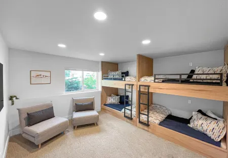 New! Modern Ski-in/Ski-out Mountain View Chalet by Village + Hot Tub/EV Charging Отели в г. Сноквалми Пасс