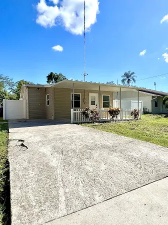 Modern tiny home with spacious backyard and pool Отели в г. Ситрэс-Парк