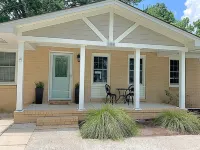 Goose Creek Cutie 4 bedrooms- downtown,beaches, Summerville, naval 沃爾瑪附近的飯店