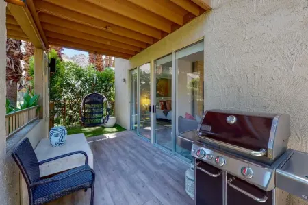 Indian Wells Chic Villa with fire pit, patio, kitchen, pool, and majestic views Отели рядом с достопримечательностью «Индиан-Уэллс Теннис Гарден»