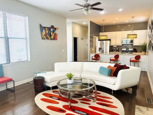 Cozy 2-bedroom townhome with WiFi, AC in charming Kansas City