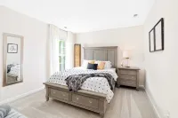 Stylish Home Pet-Friendly 3BR 3BA Private Fence Backyard