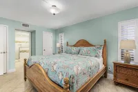 Beachfront Stunning Corner Condo-Amazing Water views on Private Beach of Resort