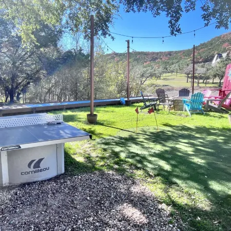Lakefront/Pool & Hot Tub/New Pickleball/Sand Volley Ball/4 Acres/Sleeps 28