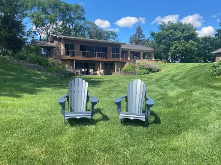 Lake Byllesby Paradise: Serene Lakefront Non-Smoking Home