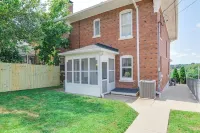 The Big House, Historic 4-Bedroom Home With Custom Art And Dedicated Workspace Các khách sạn gần Lincoln University