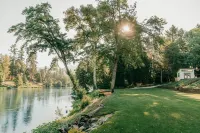 Modern cottage centrally located with private access to the Rogue River! - 4-Sterne