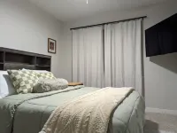 Downtown Villa-Fully equipped! Short drive Beaches, Short Walk to Payne Park.