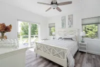 Charming  2-bedroom house with AC, WiFi with mountain and lake views!