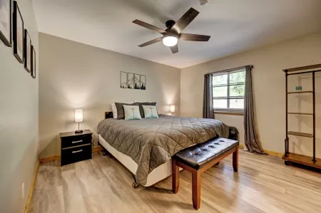 6 Bedroom Cabin w/Galactic Lake View, Hot Tub, WiFi, Family Adventures and MORE!