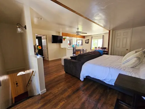 Comfy Loft Retreat Above the Pines