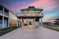 Massive Swimspa ~ Ocean Views ~ Short Walk to Beach ~ Starlink Internet ~ Games