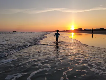 Sea 2 Sea - 4 Bdrm w/ Pool and New Patio - 1 Minute Walk to Beach