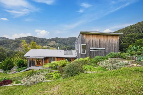 Tranquil Treetop Haven: 3 Bedroom Home with Stunning Views Hotels in Korora