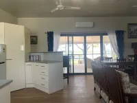 Perulpa Bay Magnificent upstairs unit, 50 m from sea, top views, Huge veranda