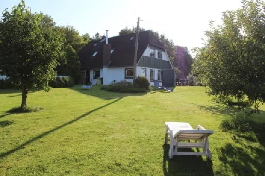 bright apartment in a secluded location with a view of nature, pets welcome