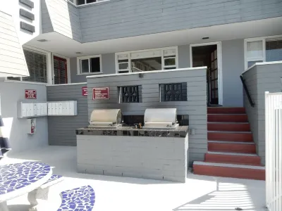 Bunni's Beach Condo ~ WOW !!  Free assigned parking!  Calendar up to date... Hotels in Mission Beach