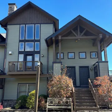 LOCATION! LOCATION!LOCATION! Luxurious Ski In/Out Jet-Set Condo NEWLY RENOVATED