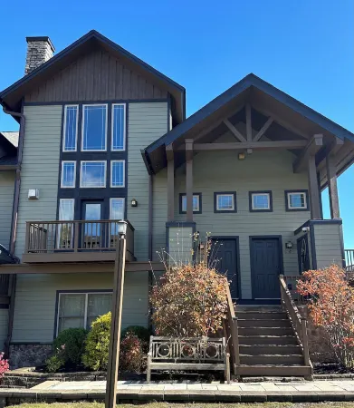 LOCATION! LOCATION!LOCATION! Luxurious Ski In/Out Jet-Set Condo NEWLY RENOVATED