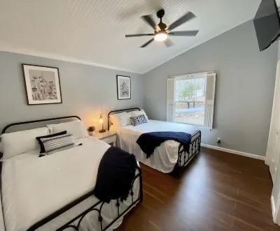Beautiful and Spacious Lake Front Home. Golf, Kayaks, Minutes from Hot Springs!
