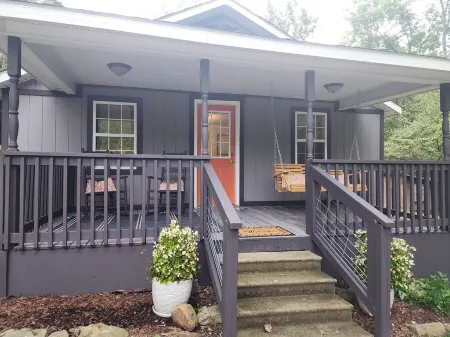 Curve Cottage located on The Rattlesnake 192 just outside of Somerset.