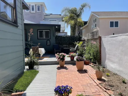 Beach Cottage a few homes from the Beach