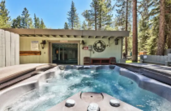 Tahoe Ranch, Hot Tub, on River, 3Bd, 2 BA, Family & Dog OK Walk. Summertime Pool