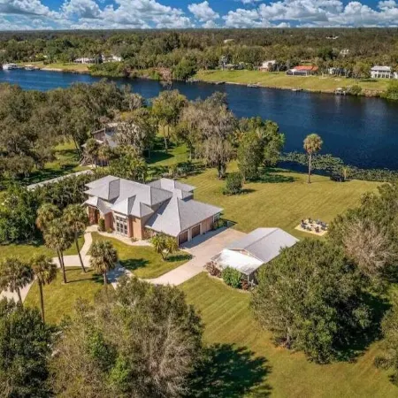 River Bank Hideaway, "Go With The Flow" RIVERFRONT 3 Acres- "Heated Pool/Spa"
